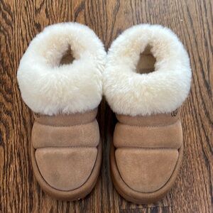 UGG Tan and Cream Tazzlita Slippers with Sheepskin Lining